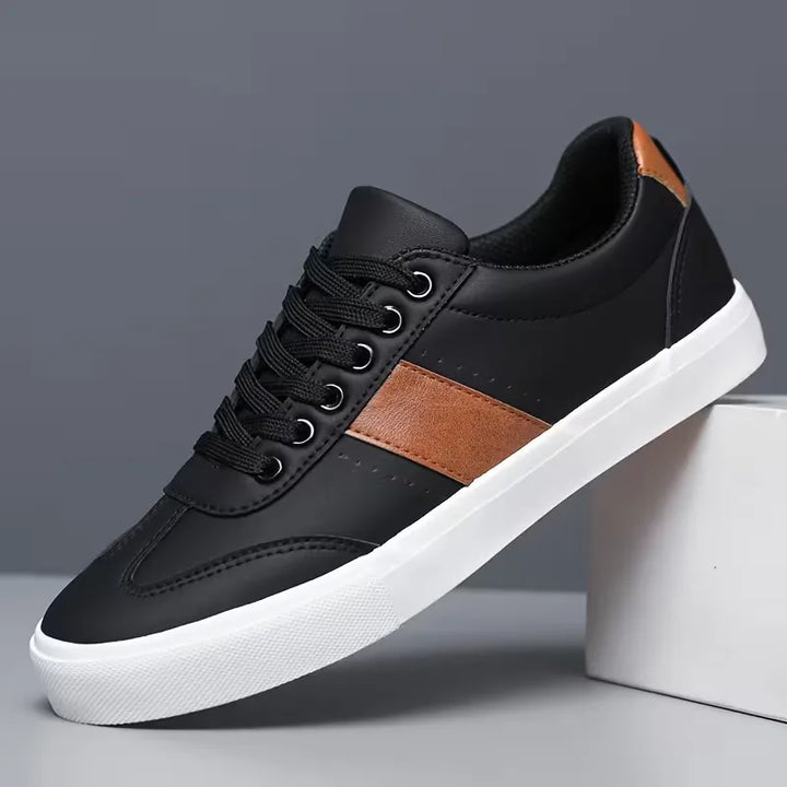Lage sneakers met vetersluiting en suède accent