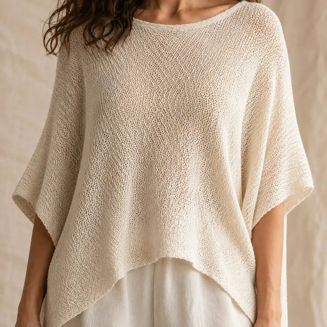 Solvera – Open Gebreide Batwing Top met Asymmetrische Zoom