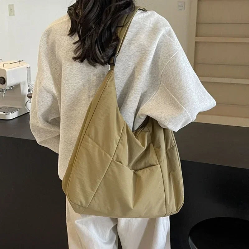 Oversized schoudertas met voorvakken