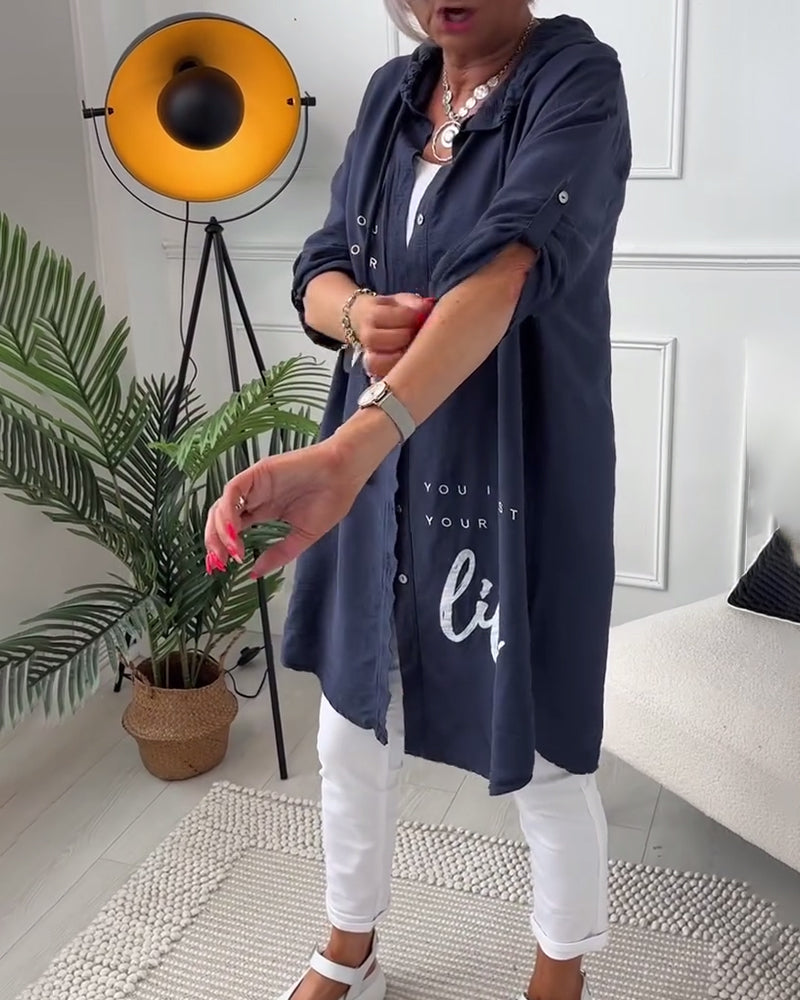Blouse met capuchon en knopen met letterprint