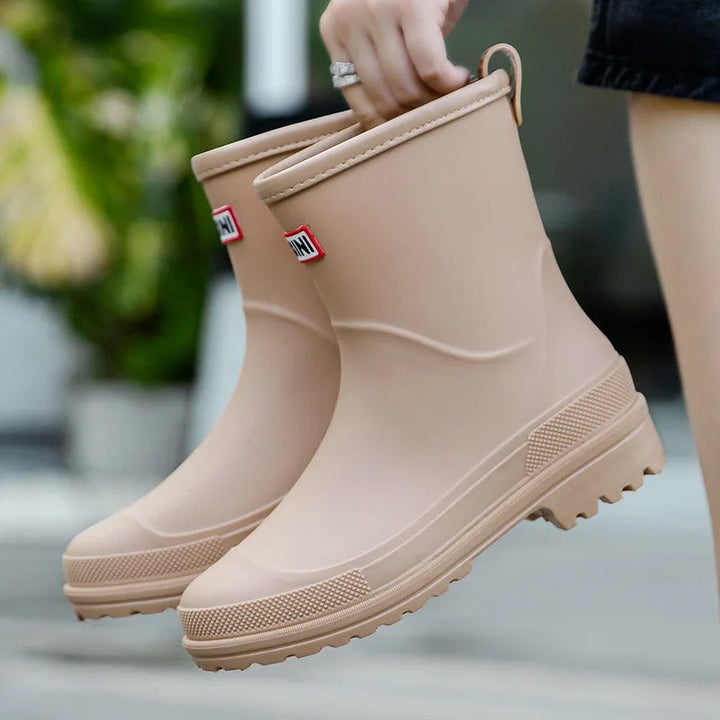 Trendy Waterdichte Halfhoge Regenlaarzen Met Antislip Zool Voor Vrouwen